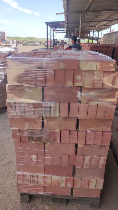 Красный жженый кирпич