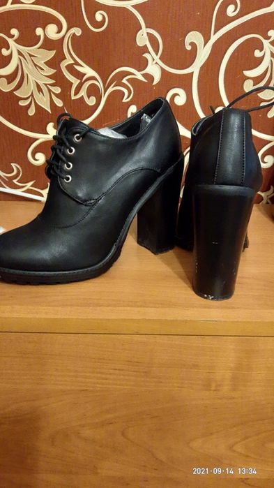 Туфли черные на каблуке