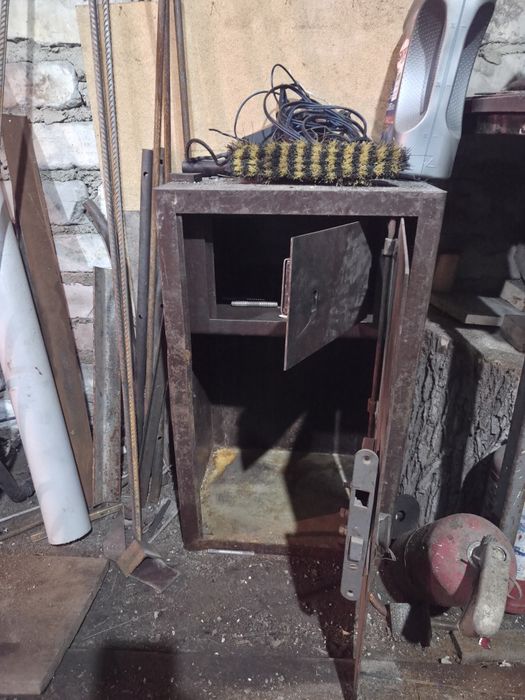 Продам 2 сейфа в хорошем состоянии