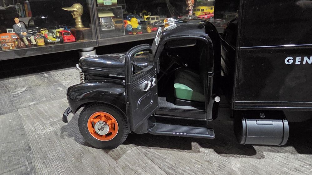 Harley-Davidson Highway 61
International Delivery Truck 1948 1/16 High