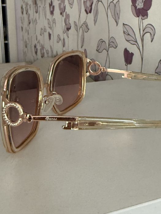Очки солнезащитгые Guess