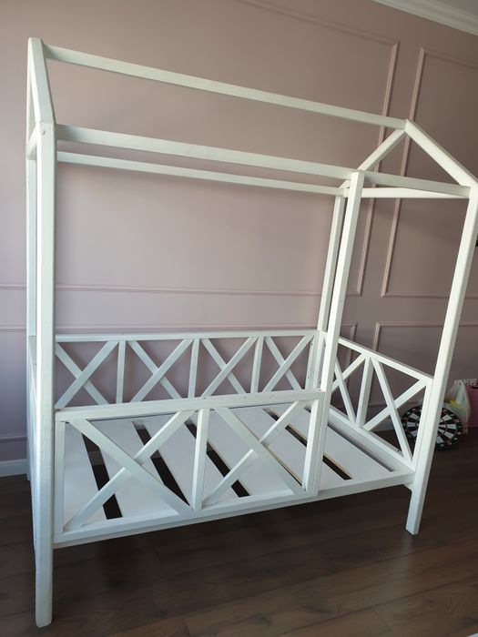 Продам детскую кроватку домик