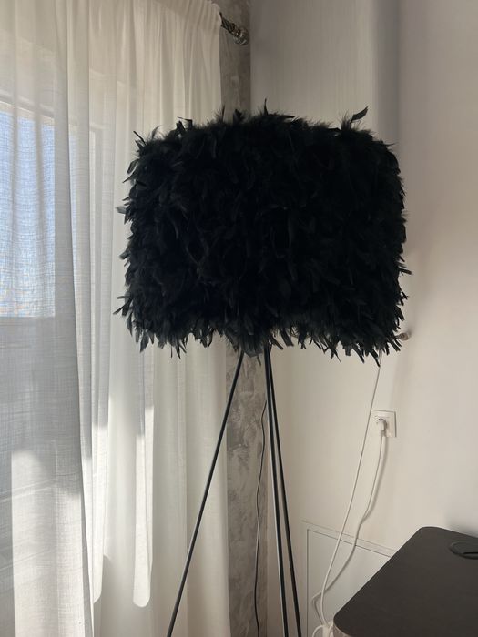 Lampadar pe trepied cu abajur din pene negre-design elegant/sofisticat