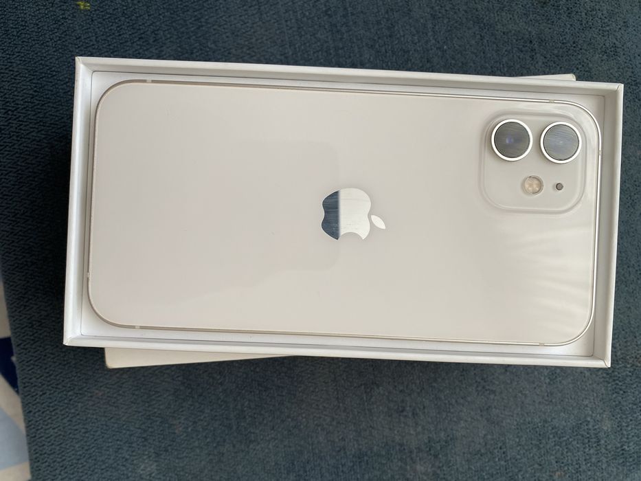 Продам iPhone 12.