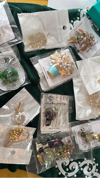 Броши разные интересные к 8 марта!