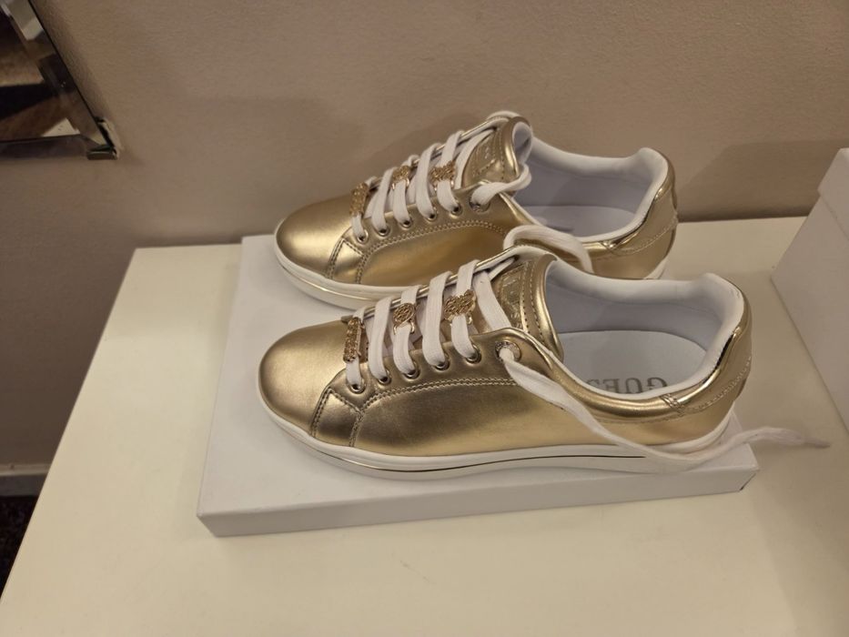 Продавам два модела дамски обувки GUESS
