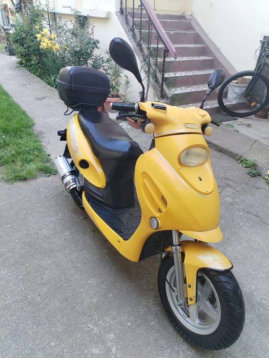 De vânzare motoscuter 49 CC în stare bună de funcționare toate actele valabile gata de drum!
