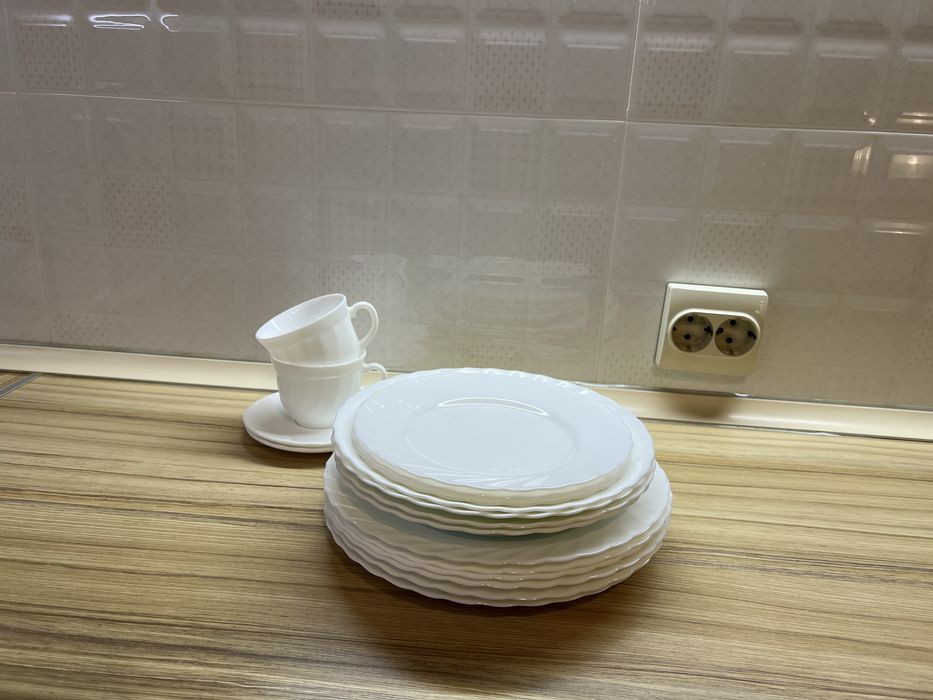 Кухонные сервиз, тарелки.