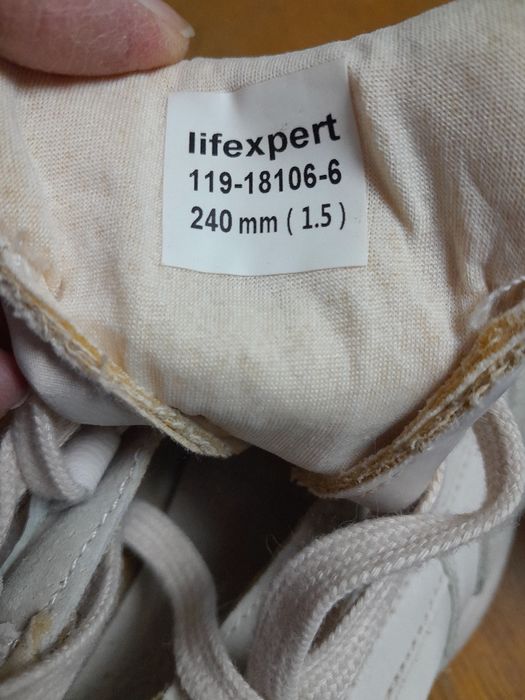 Продам кросовки бежевые женские YH