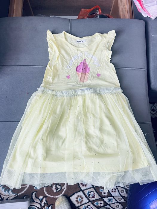 Для девочки вещи платье, сумочка и кепки