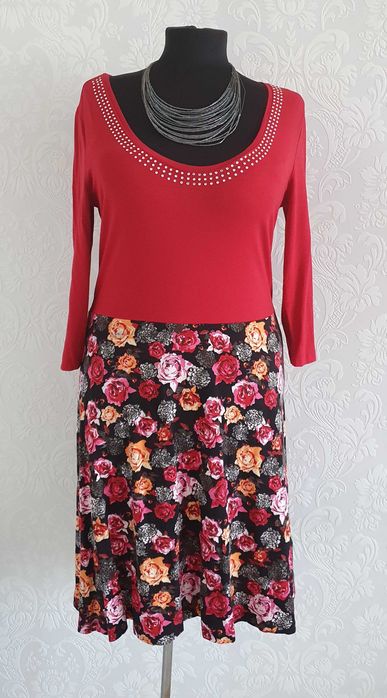 Rochie rosie cu flori