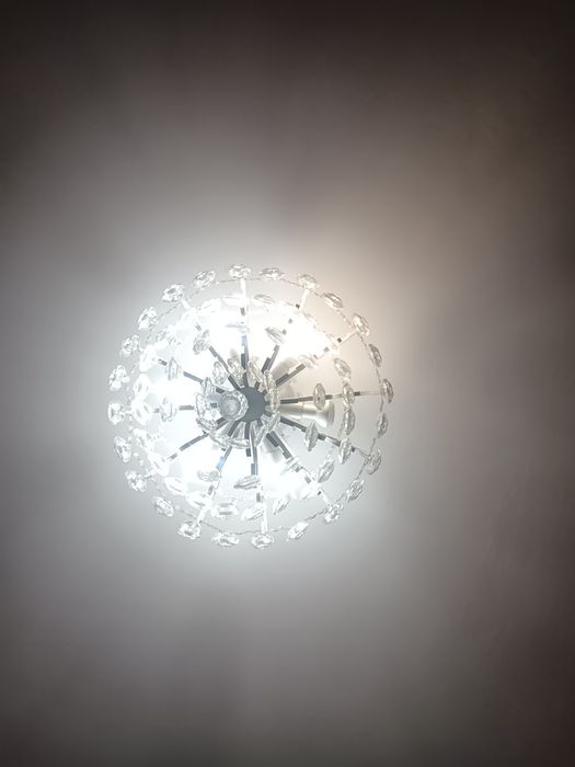 Продам люстру в белом цвете