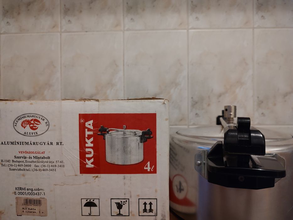 Vând oală sub presiune Kukta de 4 litri, în stare foarte bună.