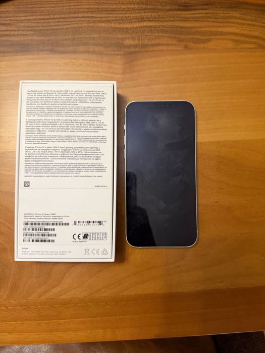 Продавам IPhone  12 с безжични слушалки