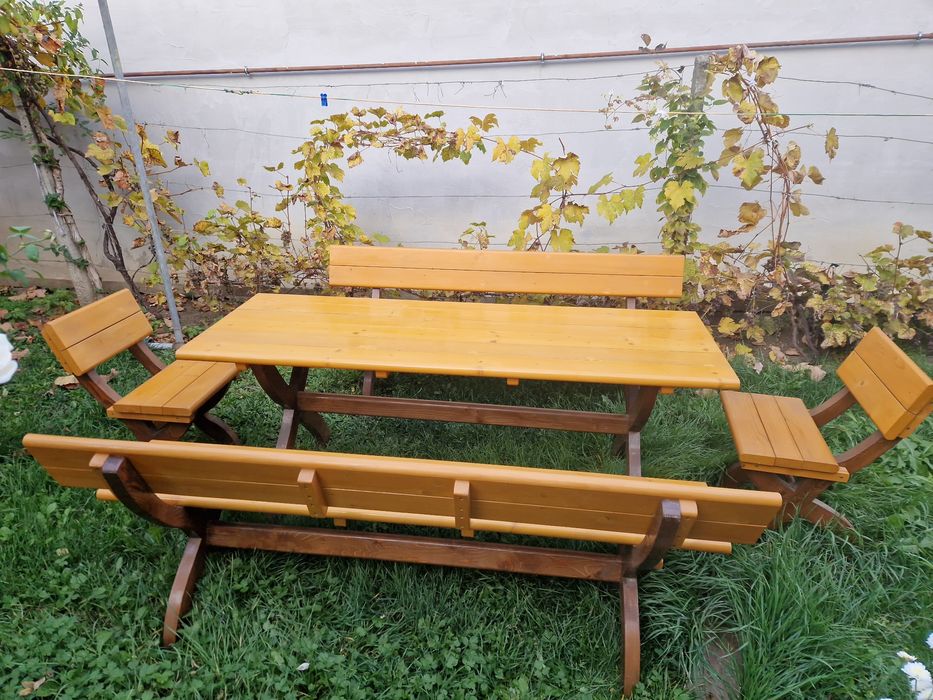 Masa cu bănci și scaune