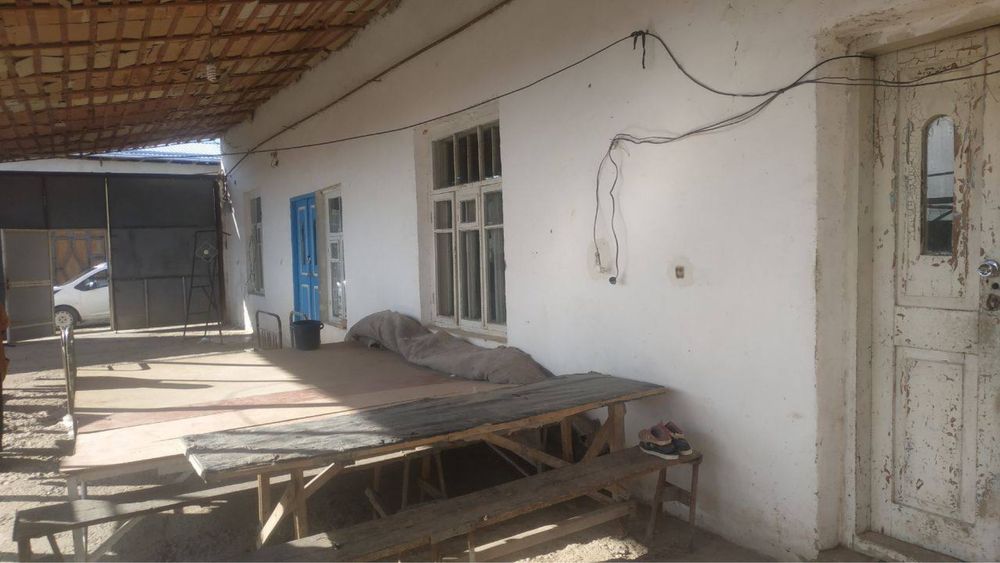 Uy xonadon sotiladi nazarbek obod mahallada