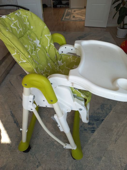 Продам детский столик на колёсиках