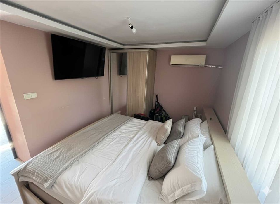 Къща с двор на топ локация в град Перник!