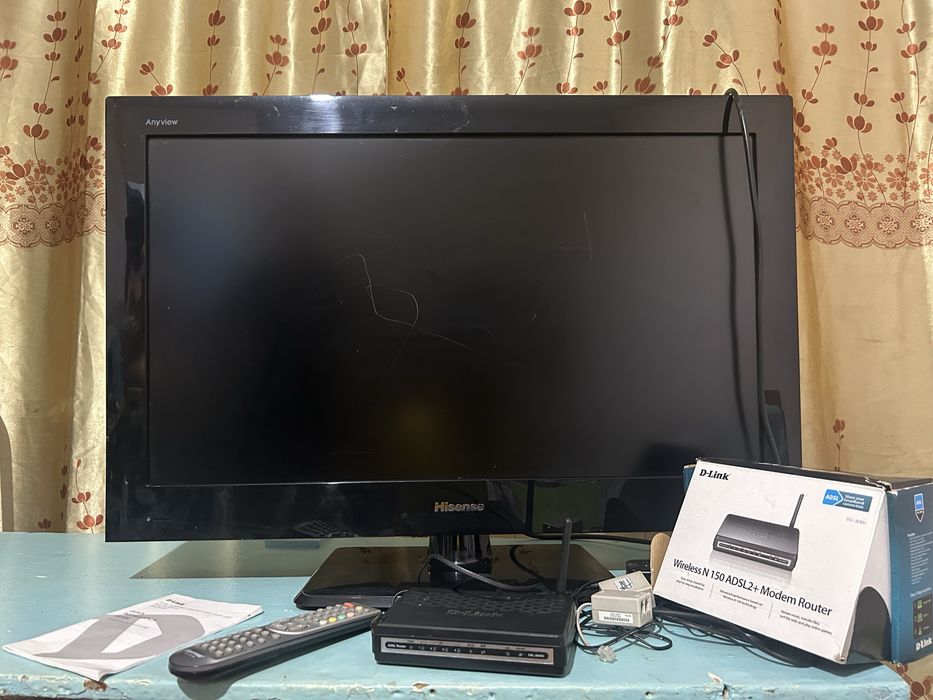 Телевизор Hisense 32 дюйма + роутер D-Link и комплектующие