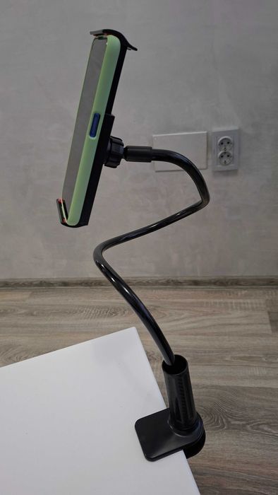 Стойка за телефон с дълго гъвкаво рамо.