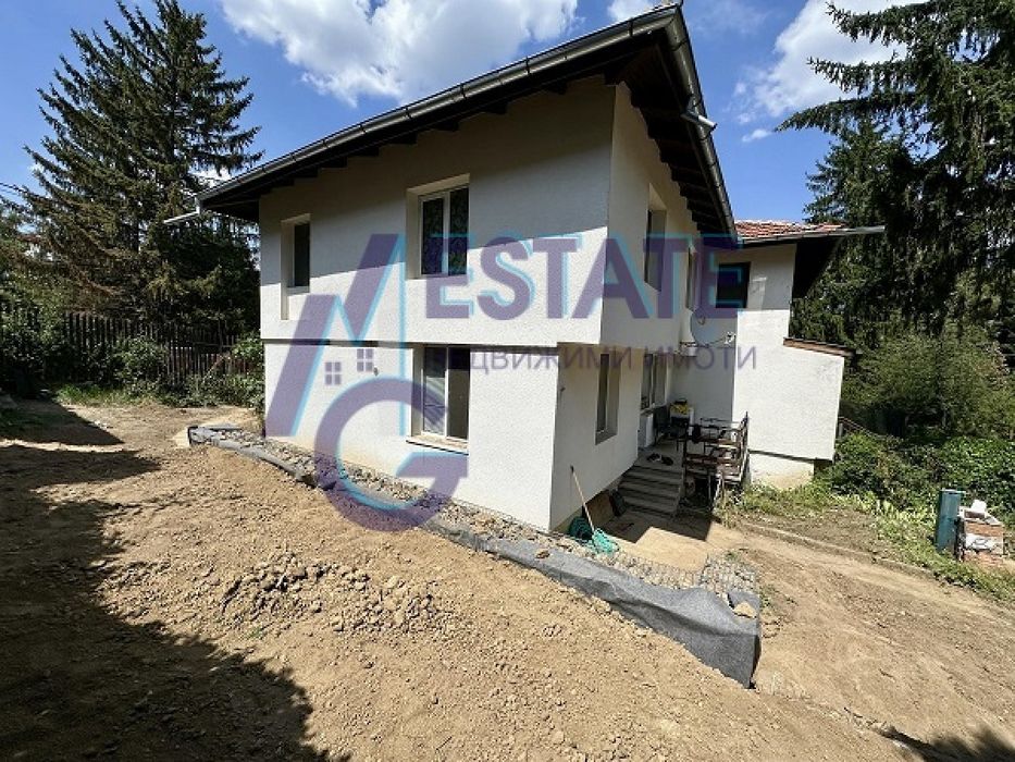 Двуетажна къща със самостоятелен двор в гр. София, кв Симеоново