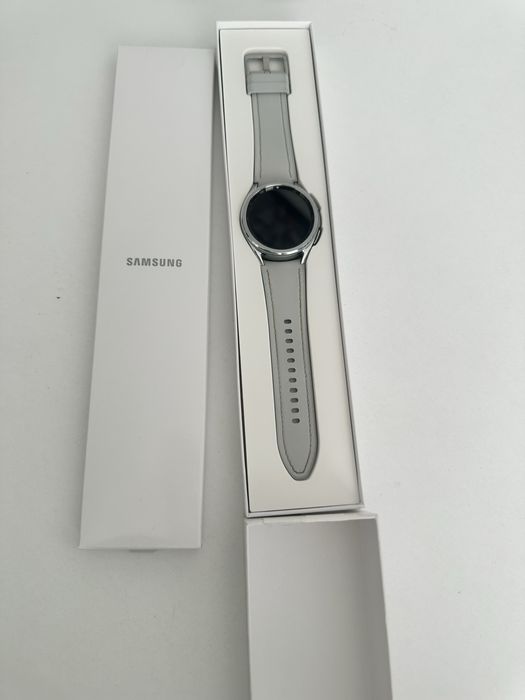 Продавам смарт часовник Samsung watch 6 classic