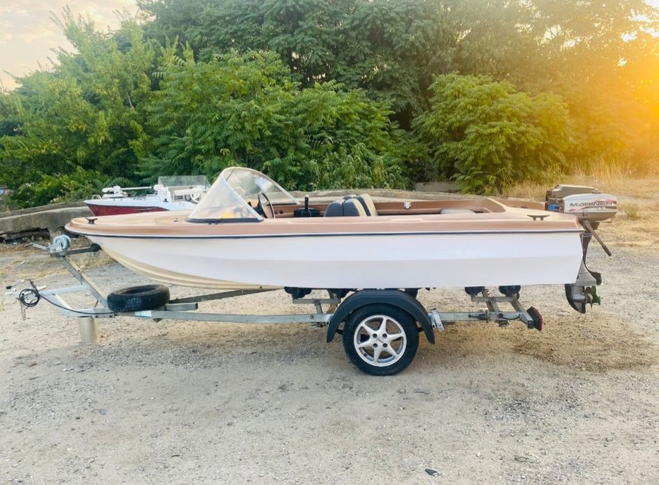 Моторна лодка 4,5 м.