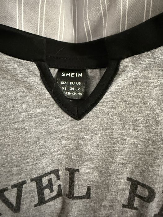 Блуза с дълъг ръкав в тъмната гама.