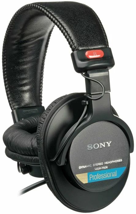 Sony MDR-7506 — проводные студийные наушники.