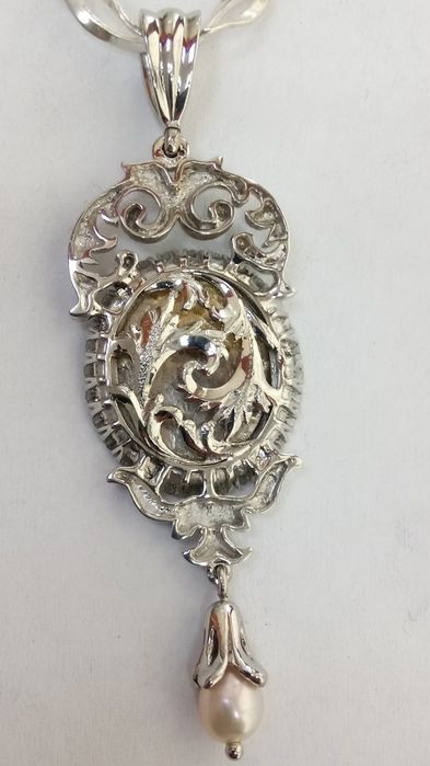 Златна висулка с диаманти