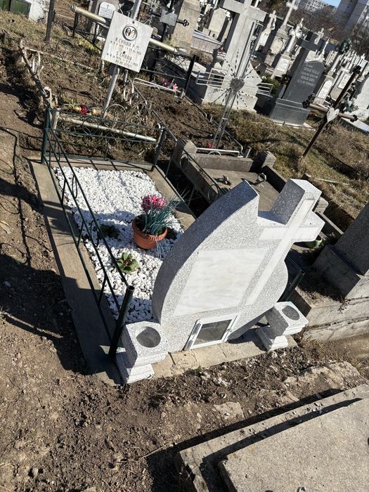 Loc de veci / Cimitir Eternitatea (aleea principală).