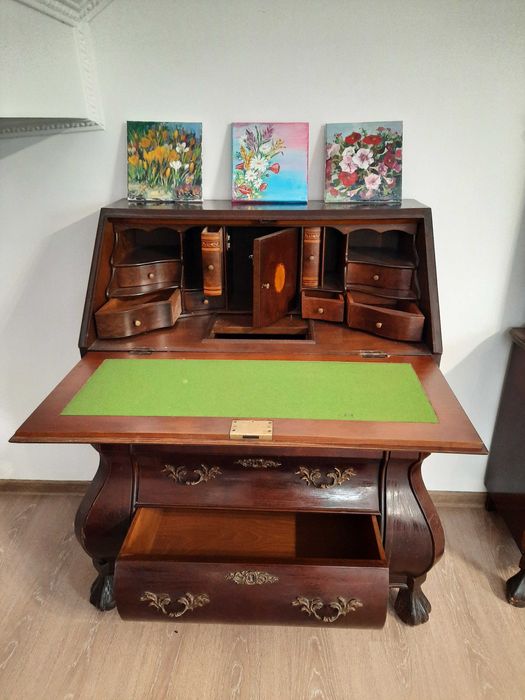 Vand mobila de sufragerie, sculpata, din lemn de cires.