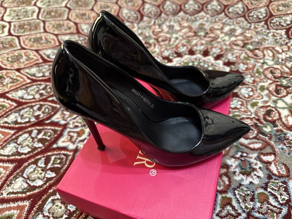 Tufli poshna sotiladi