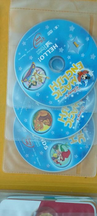 Детски образователен комплект „Disney Magic English“–папка с DVD диск.