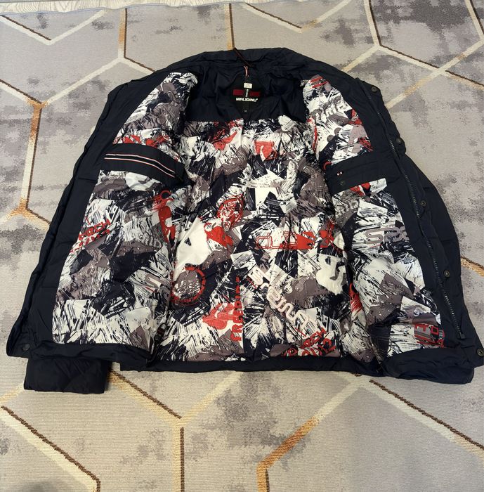 В продаже мужские куртки