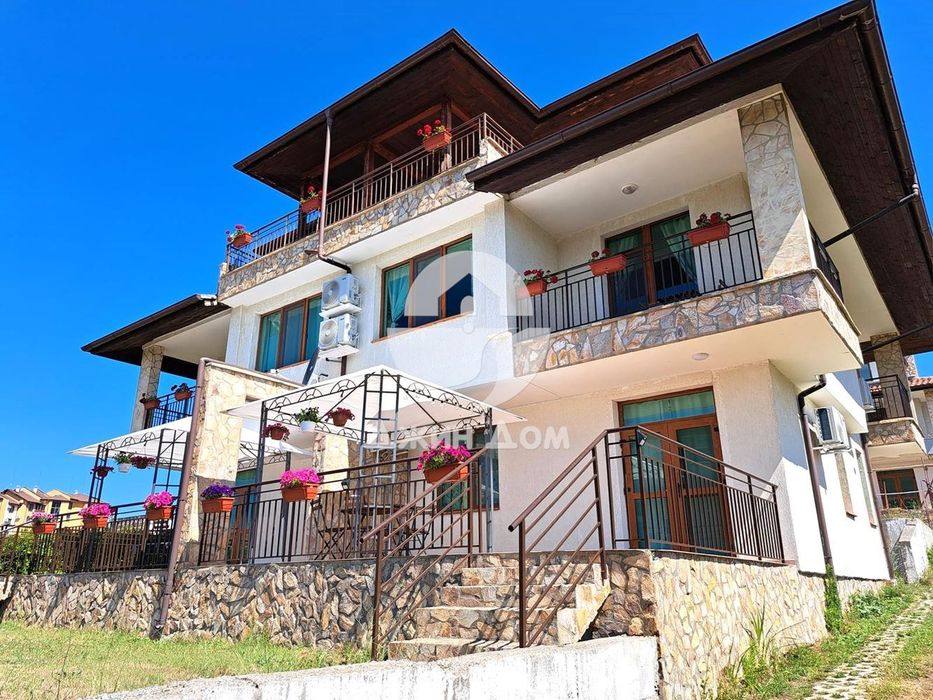 Триетажна къща за гости с ГЛЕДКА МОРЕ в м-т Инцараки, гр. Свети Влас