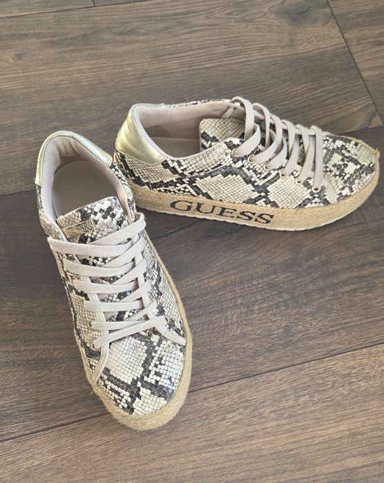 Еспадрили Guess.