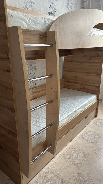 Кровать двухьярусная