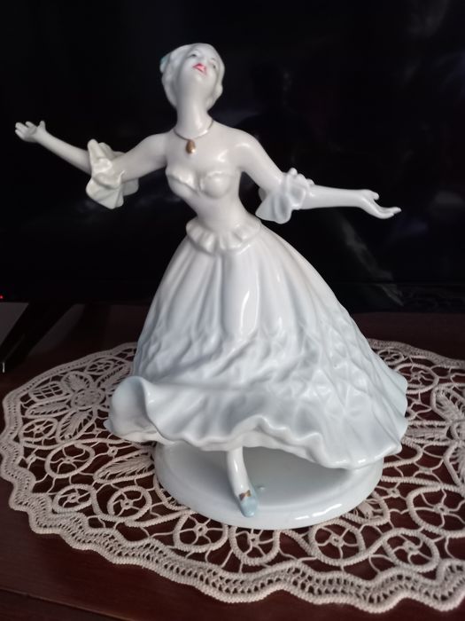 Balerina din porțelan