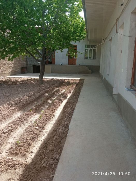 Srochna sotiladi Nazarbekda 4 sotix 5 xona 1ta oshxona 3ta podvol