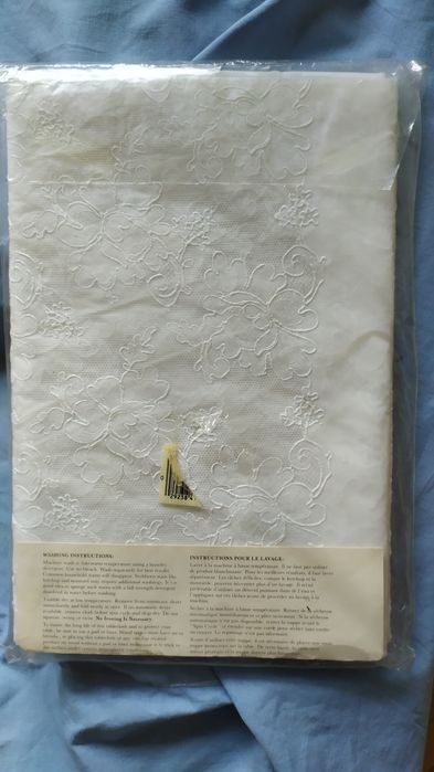 Винилна покривка за маса. Нова.