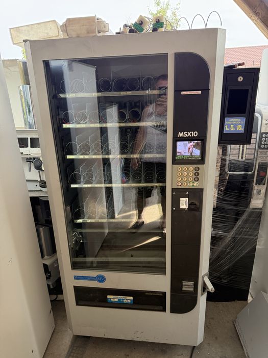 Manea Vending aparat refrigerant bauturi reci si snack