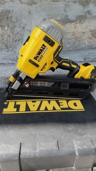 Такер/ пистолет за пирони до 9см Девалт DeWalt DCN692