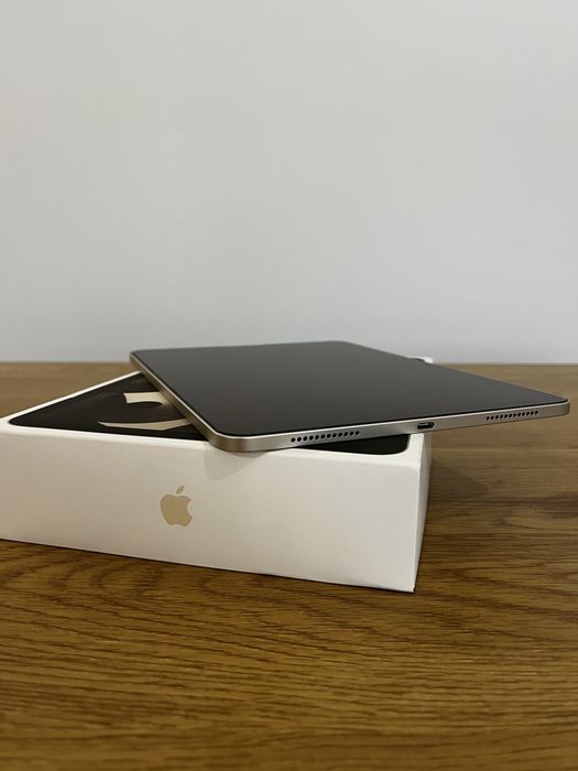 iPad Air 5 (2022) M1 Starlight 256GB – Stare Impecabilă / Ca Nou (+ Kit Logitech)