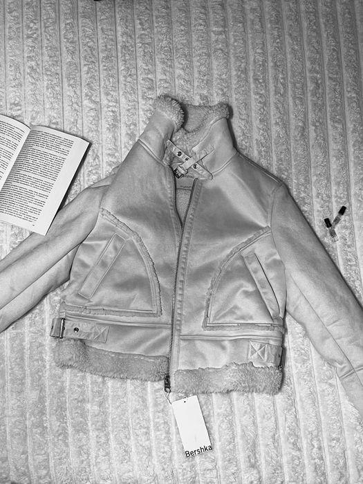 Яке Bershka - Меко , късо и уютно, кремав нежен цвят.