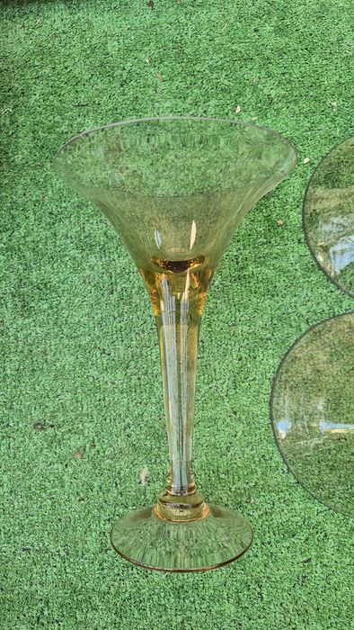 Vas de sticla Martini pentru cocktail si aranjamente florale