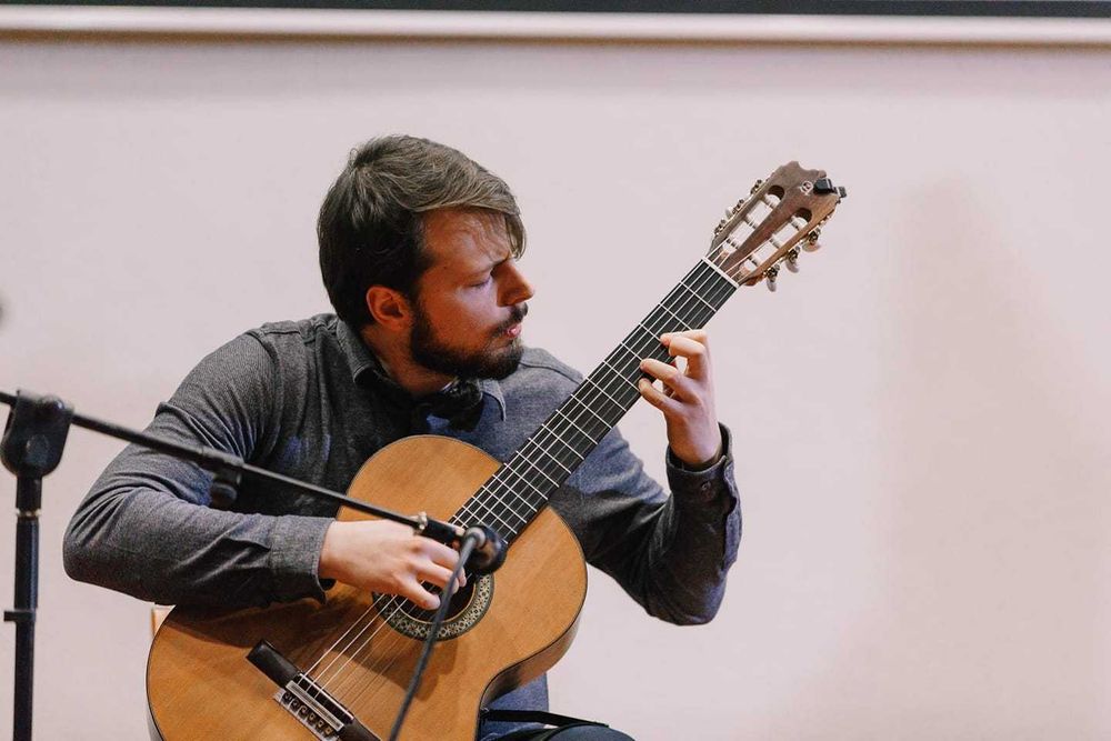 Lecții de chitară, bas, tobe, pian și ukulele - Fizic & Online