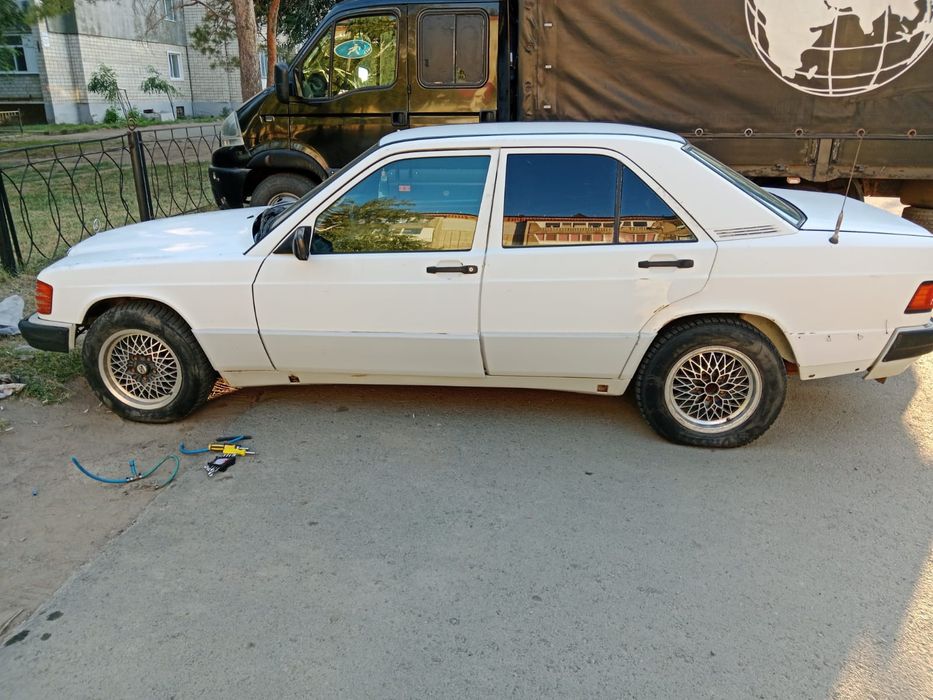 Продам машину Мерседес 190