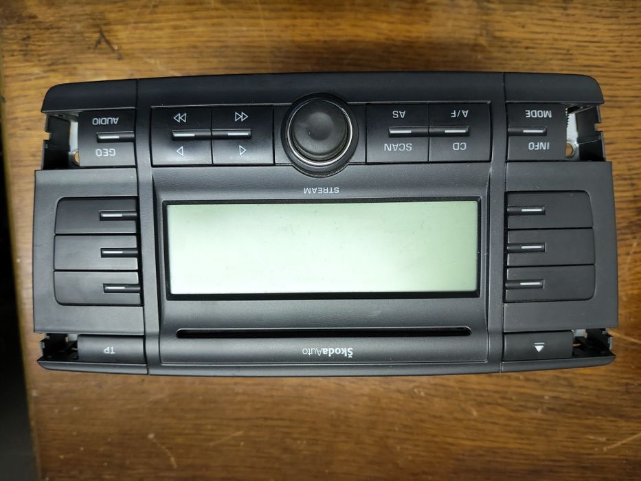 Cd player original radio Skoda Octavia 2 cu cod