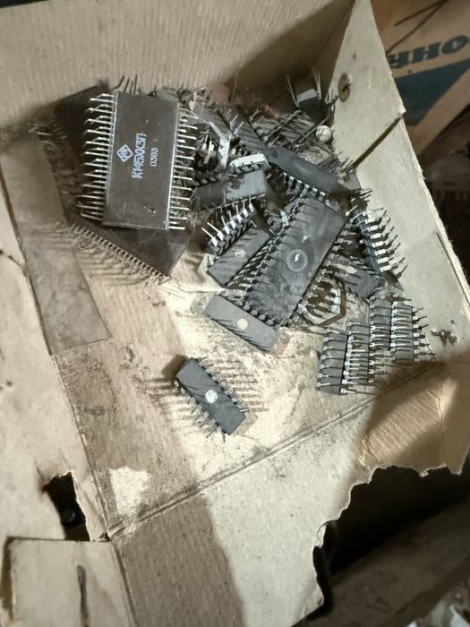 Конденсатор, регулятор, кнопка, резистор, теристор, транзистор.